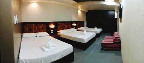 拉瓦格Westgate Hotel的两张床铺,位于酒店客房内,配有天鹅