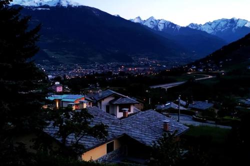 奥斯塔La maison de Carmen的享有以山脉为背景的小镇美景。