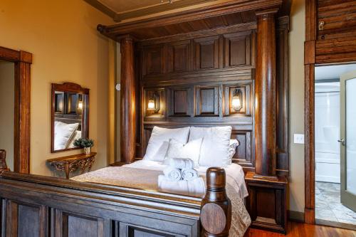 斯特拉福德Henry House - Patio Suite - An Arrivals Stay的一间卧室配有一张带木制床头板的床
