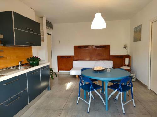 梅斯特,,,a casa di Martina的厨房配有蓝色的桌子、椅子和一张床