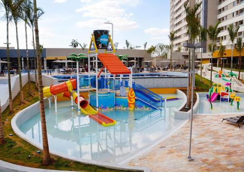 奥林匹亚Apartamento dentro de resort próximo do Thermas dos Laranjais的一个带滑梯的水上公园的游泳池