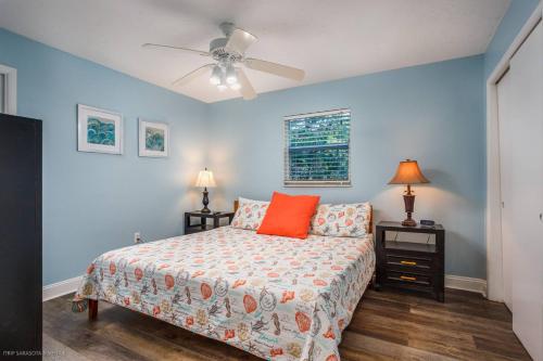 西耶斯塔岛Avenida Sanctuary的一间卧室配有一张床和吊扇