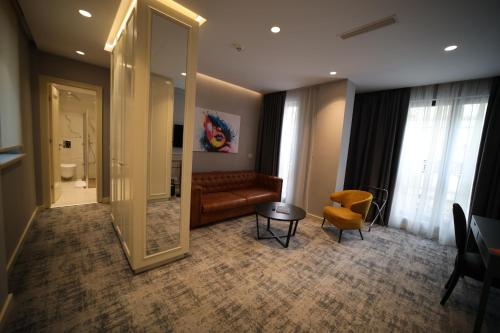 贝尔格莱德H41 Luxury Suites的带沙发、桌子和镜子的客厅