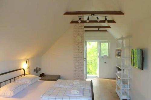 GudciHouse with hot tub, sauna and swimming pool near Zagreb的一间卧室设有两张床和砖墙