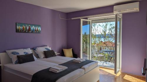 茨里克韦尼察Apartments Kety - Central heating的一间卧室设有一张紫色墙壁的大床