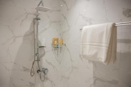 巴哈ابات بارك Abat Park的带淋浴和白色毛巾的浴室