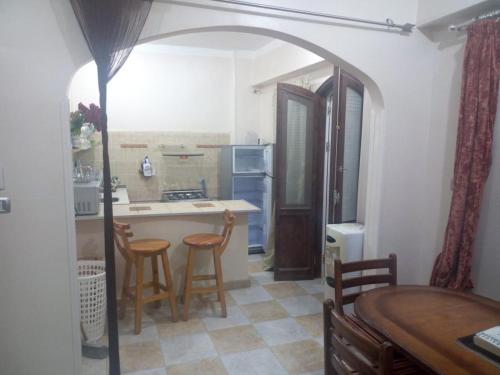 库塞尔Villa Carimo的厨房设有拱门和桌椅