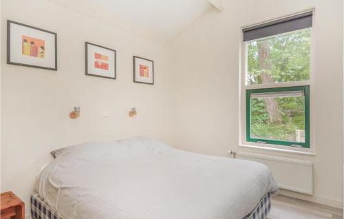 宁斯佩特Royanne的白色的卧室设有床和窗户