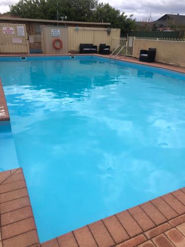 巴瑟尔顿环尾汽车旅馆的蓝色海水大型游泳池