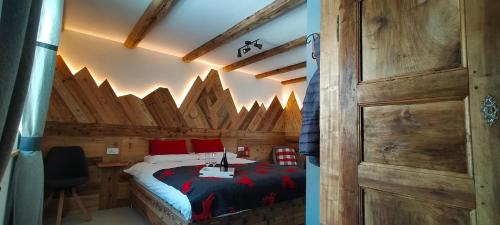 瓦托内切B&B Le Fió的一间卧室设有一张床和木墙