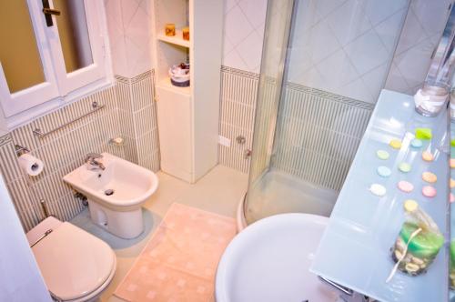 拉卡榭迪齐奥马里奥公寓的一间浴室
