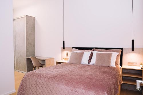 奥西耶克Luxury wellness apartment SHA的一间卧室配有一张大床和两张桌子