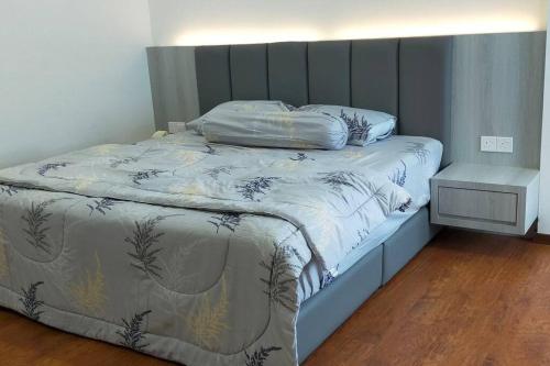 米里Sunsky Condominium Homestay的一间卧室配有一张铺有木地板的床。