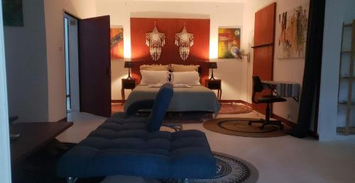 莫罗尼Le Dhow的一间卧室配有一张床和一张沙发