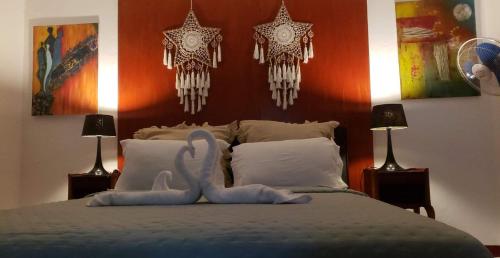 莫罗尼Le Dhow的一间卧室配有一张带两个天鹅的床