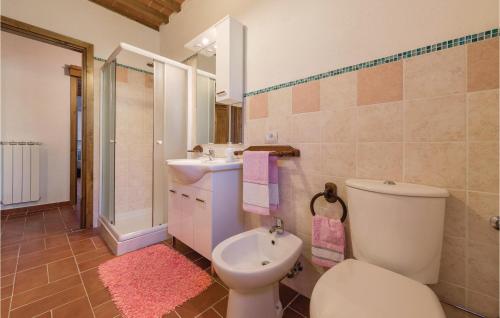 布蒂Salvia的浴室配有卫生间、盥洗盆和淋浴。