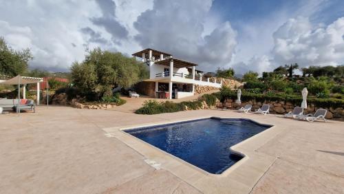 佩里那Finca Zayas Casa Rural & Guest Suites的一座带游泳池和房子的别墅
