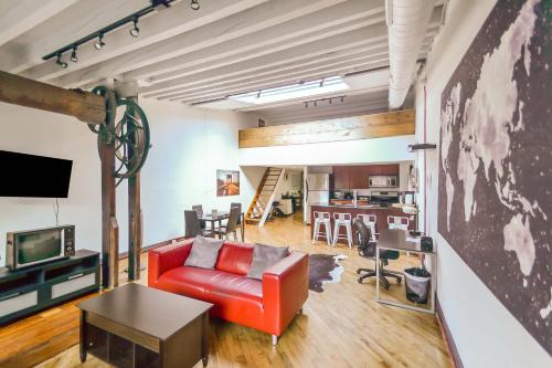 费城The Havana Lofts的客厅配有红色沙发和电视