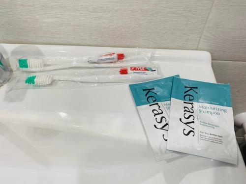 科克舍套Мухтара Ауэзова 205的牙刷和水槽上的牙膏管