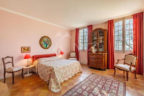 普罗旺斯艾克斯Suite le Quervalat dans magnifique bastide 18eme的一间卧室配有一张床、两把椅子和一个梳妆台