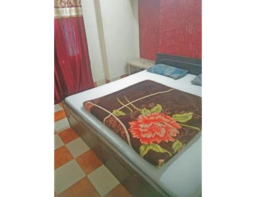 贾姆穆Hotel Landmark Lodge, Jammu的一间卧室,配有一张带鲜花的床