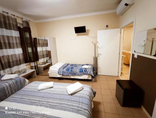 米兰艾美酒店 的酒店客房带两张床和一间浴室