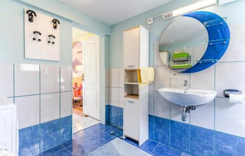 梅杜林Vila LEILA的一间带水槽和镜子的浴室