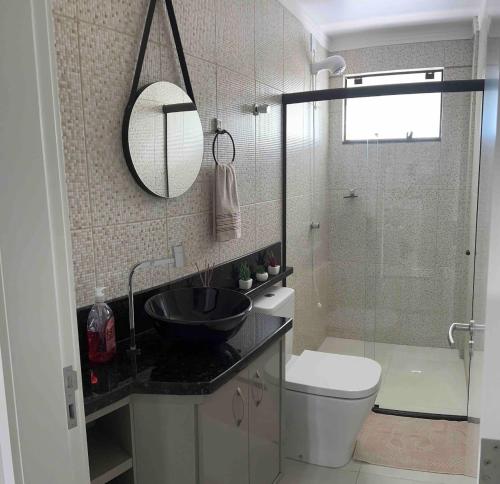 波梅罗迪Apartamento em Pomerode的一间带水槽、卫生间和镜子的浴室