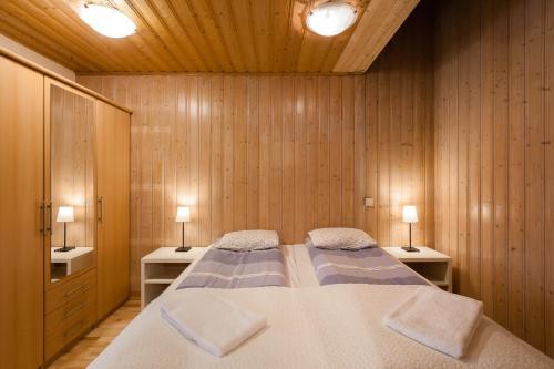 雷克雅未克加尔塔弗尔酒店的一间卧室配有一张带2个床头柜的大床