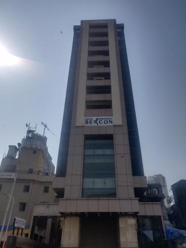 孟买Adiva Residency Beacon, Grant Road, Mumbai的一座高大的建筑,上面有标志