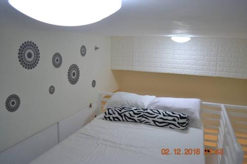大雅台SMDC Wind Residences 102 Loft Bedroom Facing Amenities with WIFI and Parking的一张白色的床,上面有黑白枕头
