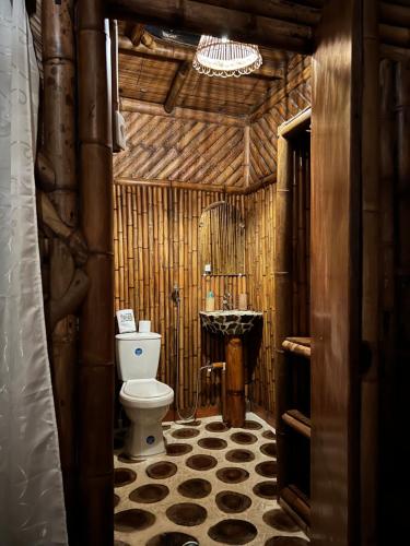IcononzoSikeo Eco Glamping的木质建筑中带卫生间的浴室