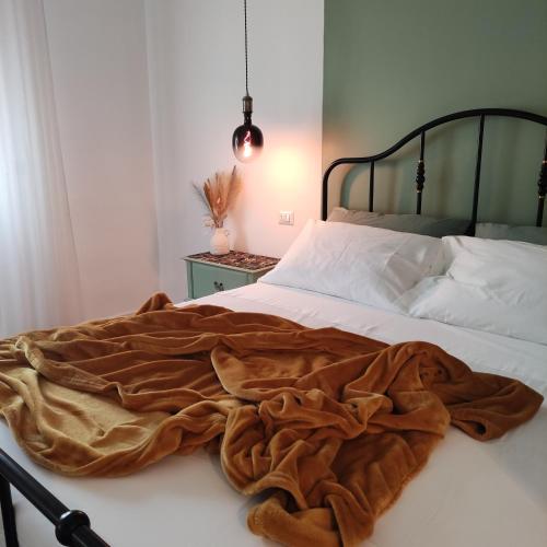 博洛尼亚Casa Tulù B&B的床上有棕色毯子