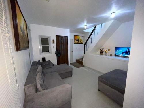 La Colmena Bauan - Self Catering Townhouse Accommodation的休息区