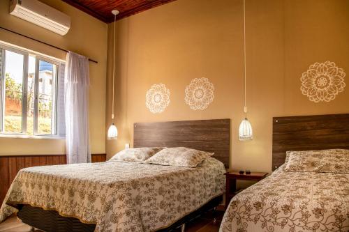 坎布基拉卢阿卢阿纳宾馆的一间卧室设有两张床和窗户。