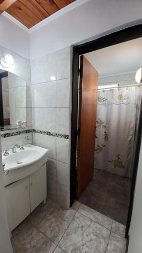 吉亚迪诺镇Complejo Quimpe的浴室配有盥洗盆和带镜子的淋浴