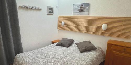 皮伊圣万桑Le Skisun - Massif et Parc national des Ecrins - Puy Saint Vincent 1800的一间卧室配有一张带两个枕头的床