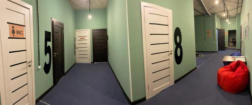 阿斯塔纳miniGостиница的一间更衣室,拥有绿色的墙壁和白色的门