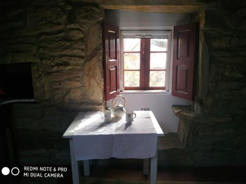 莫阿尼亚Casita en Domaio - Moaña的窗户房间里一张桌子
