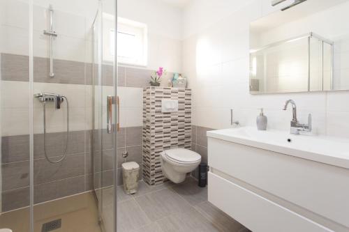 Kaštel StariVilla Ivano with sea&mountain view的浴室配有卫生间、盥洗盆和淋浴。