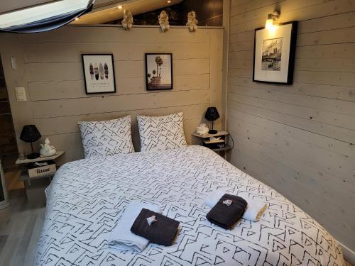 斯帕le loft的一间卧室配有一张床,上面有两条毛巾