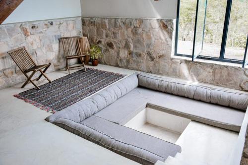 伦索伊斯Casa AMAR Piscinas Naturais的客厅配有沙发和两把椅子