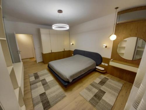 GjakoveRita Apartment的一间小卧室,配有一张床和镜子