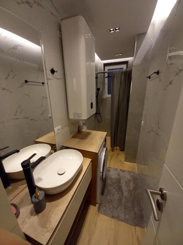 GjakoveRita Apartment的浴室配有卫生间、盥洗盆和淋浴。