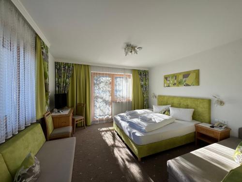 维尔德科格尔山麓布兰贝格Dorferwirt的酒店客房,配有床和沙发