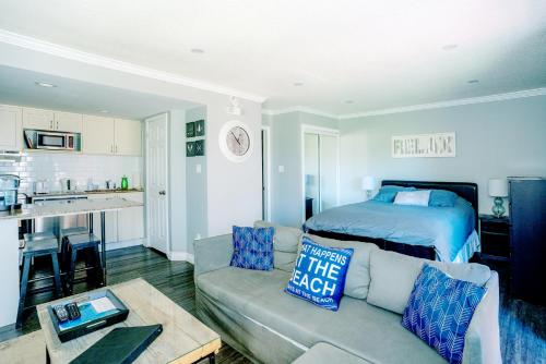 蓝山Updated Blue Mountain Studio @ North Creek Resort的客厅配有沙发和1张床