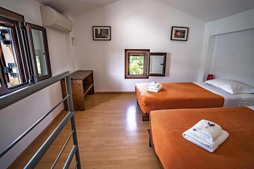 斯科达利昂Chara House的酒店客房设有两张床和窗户。