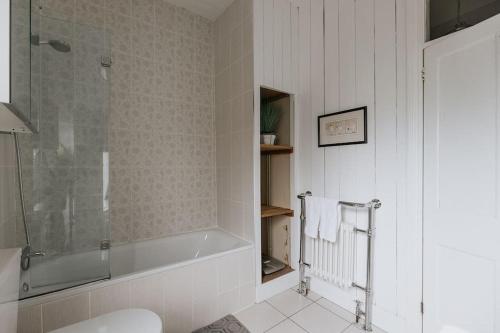 里彭HIGH SAINT COTTAGE - Stunning 3 Bed Accommodation located in Ripon, North Yorkshire的带淋浴和浴缸的浴室