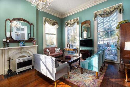 新奥尔良The Mansion on Royal的客厅设有绿色的墙壁和吊灯。