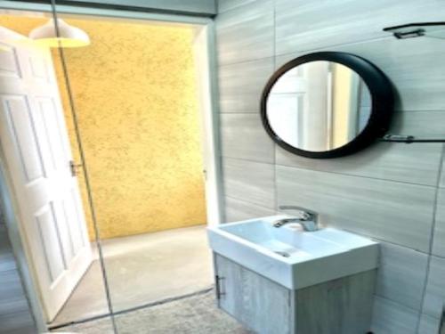 eMbalenhleEmba Guest lodge No loadshedding的一间带水槽和镜子的浴室